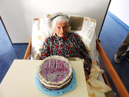 Za rojstni dan je prejela torto